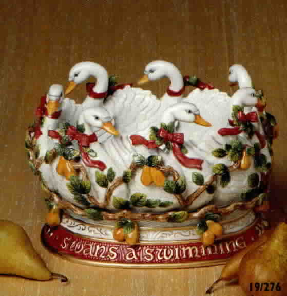 7 Swans Swimming.jpg (21942 bytes)